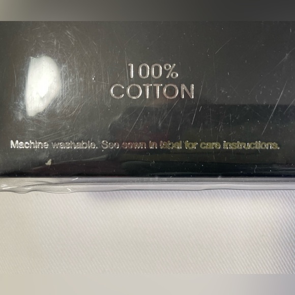 NWT HALLOWEEN TABLECLOTH. CYNTHIA ROWLEY Skulls 70” Round. 100% Cotton - Picture 3 of 4